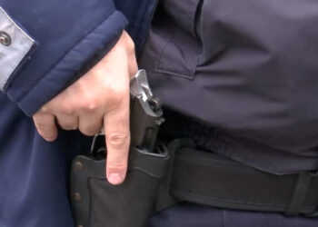 Un bărbat a fost împușcat în picior, după ce a pus mâna pe o sapă și a încercat să atace un echipaj de poliție