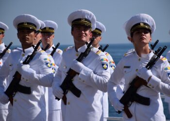 Marinarii militari vor fi prezenți în școlile din București și din opt județe, cu ocazia Zilei Armatei României