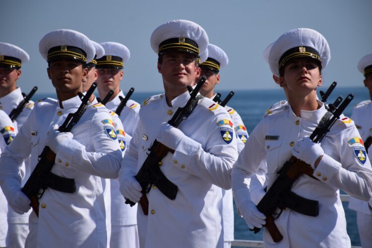Marinarii militari vor fi prezenți în școlile din București și din opt județe, cu ocazia Zilei Armatei României