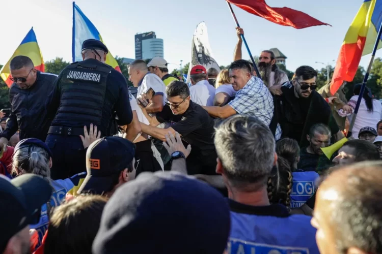 Protestele din Piața Universității și Piața Victoriei s-au încheiat cu amenzi în valoare totală de 32.000, din partea Jandarmeriei