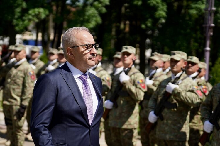 Vasile Dîncu a demisionat din funcția de ministru al Apărării Naționale: „Motivez gestul meu prin perspectiva imposibilităţii colaborării cu preşedintele României, comandantul suprem al Armatei”