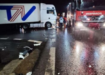 Accident între un camion și un autocar pe șoseaua de centură a orașului Călimănești. Un bărbat a fost transportat la spital