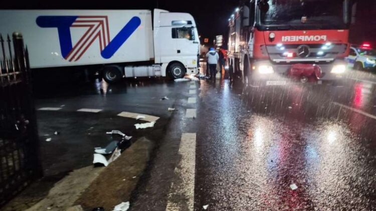 Accident între un camion și un autocar pe șoseaua de centură a orașului Călimănești. Un bărbat a fost transportat la spital
