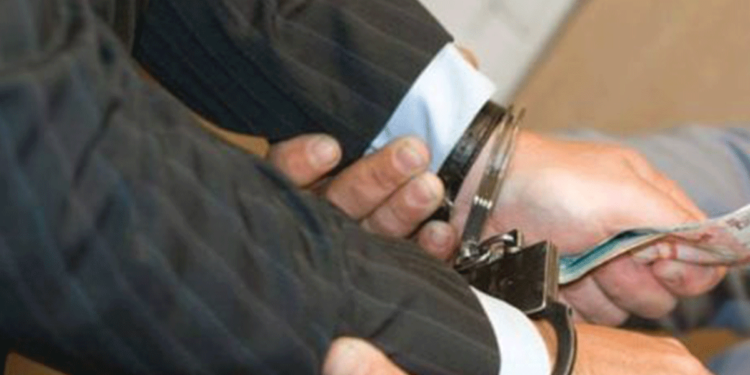 Un ofițer și un agent de poliție din Vâlcea au refuzat să primească mită