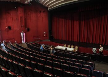 Sala mare a Centrului Cultura ”Ion Besoiu” din Sibiu s-a umplut cu ocazia primului spectacol tradițiilor și colindelor