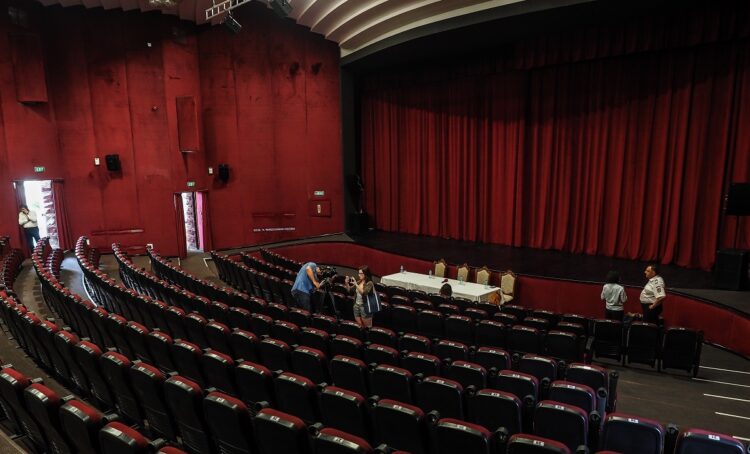 Sala mare a Centrului Cultura ”Ion Besoiu” din Sibiu s-a umplut cu ocazia primului spectacol tradițiilor și colindelor