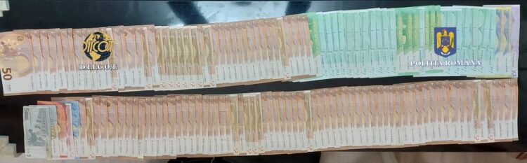 DIICOT a efectuat 13 percheziții într-un dosar de spălare a banilor proveniți din comiterea infracțiunilor de fraudă informatică și înșelăciune