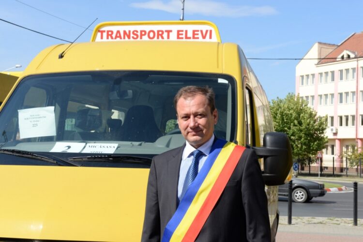 Fostul primar din Micăsasa, sesizat la PÎCCJ pentru că a semnat contracte de închiriere a unor pajiști din domeniul public al comunei cu fiica, soția, mama și soacra lui