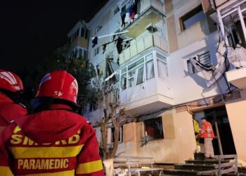 Explozie la un bloc din municipiul Suceava. Patru persoane au fost transportate la spital