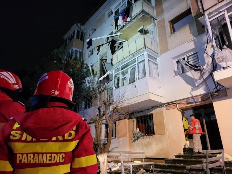 Explozie la un bloc din municipiul Suceava. Patru persoane au fost transportate la spital