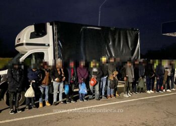 57 de cetăţeni străini, ascunși în două mijloace de transport. Aceștia au fost depistați de polițiștii de frontieră de la Nădlac II