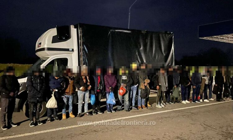 57 de cetăţeni străini, ascunși în două mijloace de transport. Aceștia au fost depistați de polițiștii de frontieră de la Nădlac II