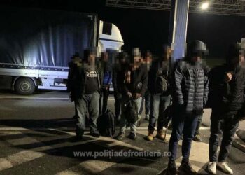 11 migranți au fost identificați încercând să intre fraudulos în România, ascunși într-o autoutilitară
