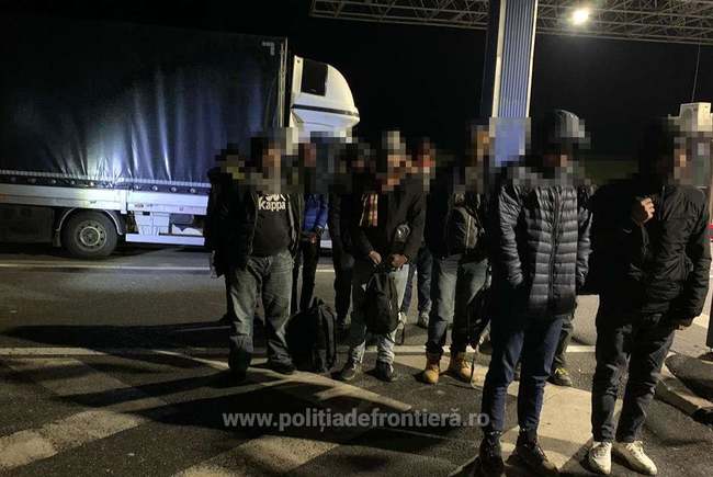 11 migranți au fost identificați încercând să intre fraudulos în România, ascunși într-o autoutilitară