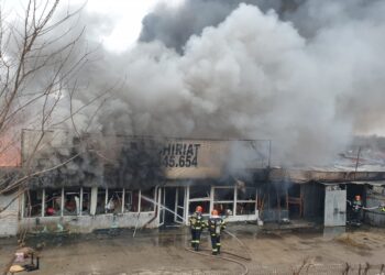 Pompierii au intervenit cu 12 autospeciale de stingere la un incendiu izbucnit la un depozit din Capitală