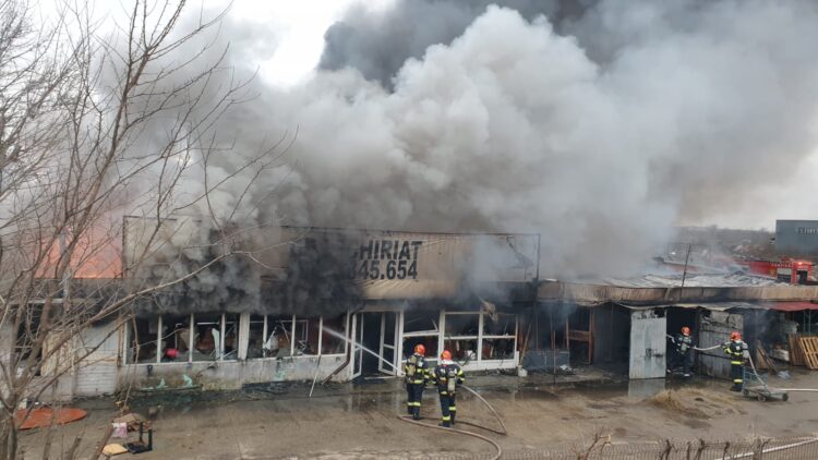 Pompierii au intervenit cu 12 autospeciale de stingere la un incendiu izbucnit la un depozit din Capitală