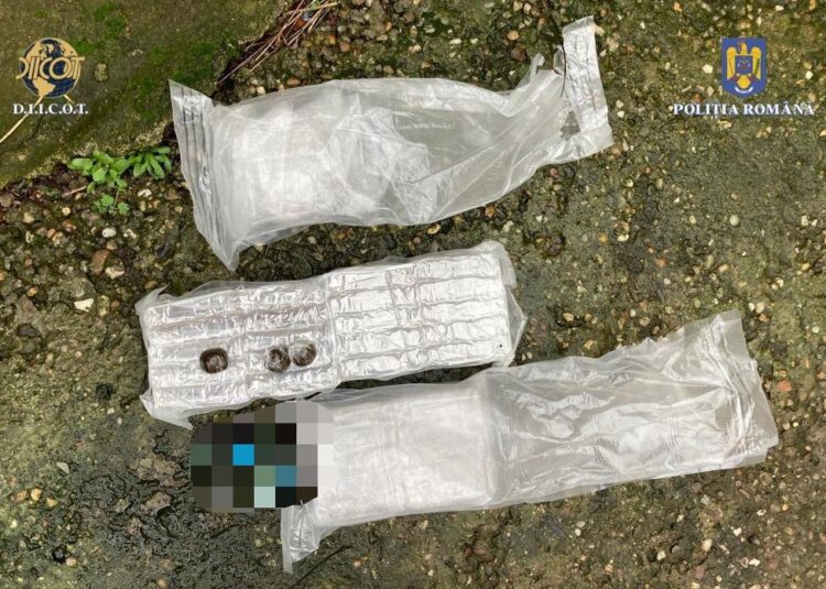 Tată și fiică, cercetați pentru trafic internațional de droguri. Tânără a fost arestată preventiv, după ce și-a folosit tatăl pentru ai transporta cinci kilograme de hașiș din Spania în România