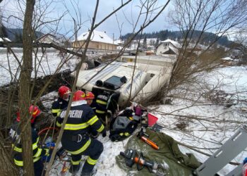 Autotren răsturnat în pârâul Valea Putnei. Șoferul a fost blocat între fiarele contorsionate ale cabinei