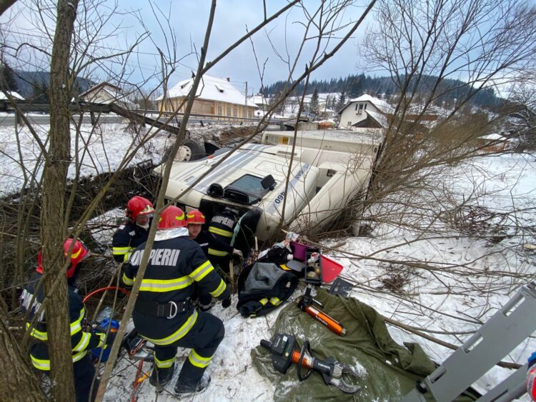 Autotren răsturnat în pârâul Valea Putnei. Șoferul a fost blocat între fiarele contorsionate ale cabinei