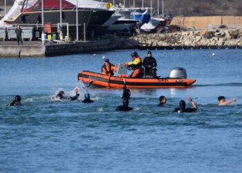 Marinarii și scafandrii militari români participă la sărbătoarea Bobotezei
