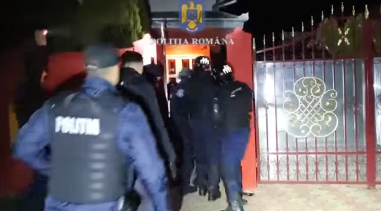 10 percheziții domiciliare la locuințele unor persoane bănuite de lovirea sau alte violențe, ultraj și tulburarea ordinii și liniștii publice