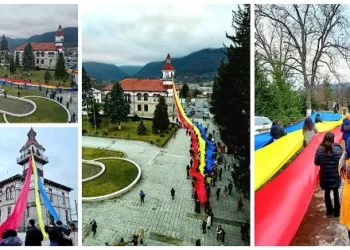 Zeci de elevi plimbă un drapel de 100 de metri lungime prin orașul Târgu Ocna, cu ocazia Unirii Principatelor Române