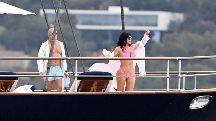 Cel mai bogat om din lume, Jeff Bezos, petrece cu noua iubită pe un iaht de jumătate de miliard de dolari!