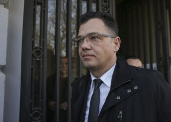 Ministrul Economiei minte de îngheață apele, în timp ce merge pe Litoral cu trenul: „Viteza este de 150 km/oră”!