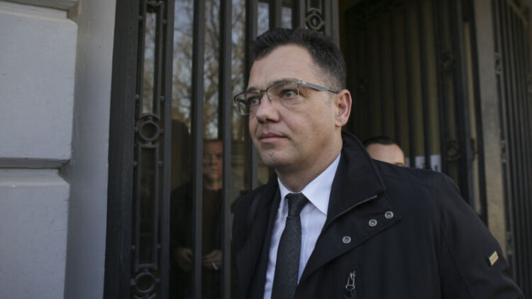 Ministrul Economiei minte de îngheață apele, în timp ce merge pe Litoral cu trenul: „Viteza este de 150 km/oră”!