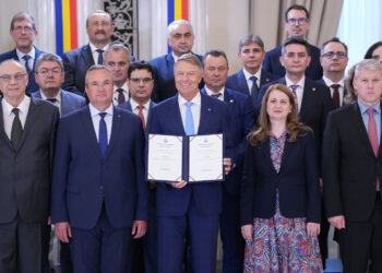 Marele fâs al lui Iohannis! Exmatricularea sau confiscarea telefoanelor, printre schimbările minore din Legile Educației!