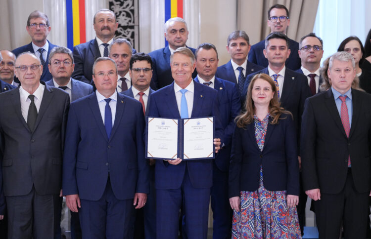 Marele fâs al lui Iohannis! Exmatricularea sau confiscarea telefoanelor, printre schimbările minore din Legile Educației!