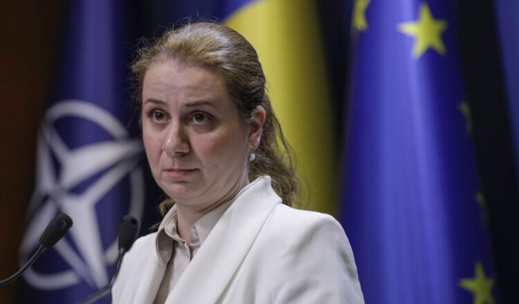 Ligia Deca consideră că e OK ca profesorii care fac subiectele la Evaluarea Națională să dea și meditații!