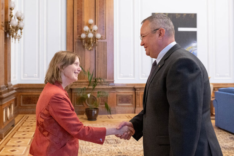Nicolae Ciucă a primit ordine Woke din partea ambasadoarei SUA, Kathleen Kavalec, la București!