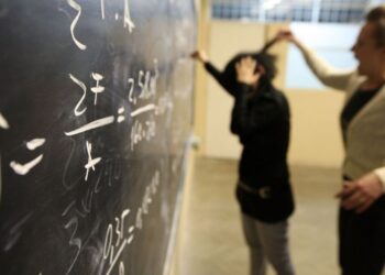 Abuz cras din partea statului român, prin care li se dă puteti nejustificate profesorilor! Părinții nu vor mai avea access în unitățile de învățământ!