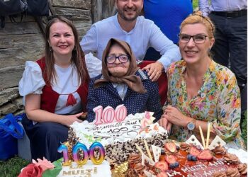O bunicuță din Borzești a împlinit 100 de ani! „O mândrie să avem un om curat sufletește!”