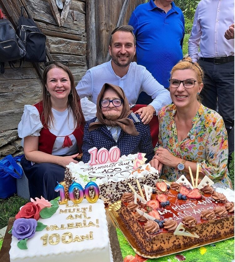 O bunicuță din Borzești a împlinit 100 de ani! „O mândrie să avem un om curat sufletește!”