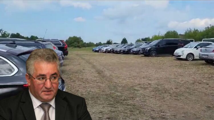 Deși a promis în 2021 că va face o parcare lângă Cetatea Sucevei, primarul Ion Lungu se declară învins de o… pajiște!