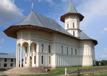 Templul cumpărăturilor! Mega Image va transforma o biserică într-un magazin!