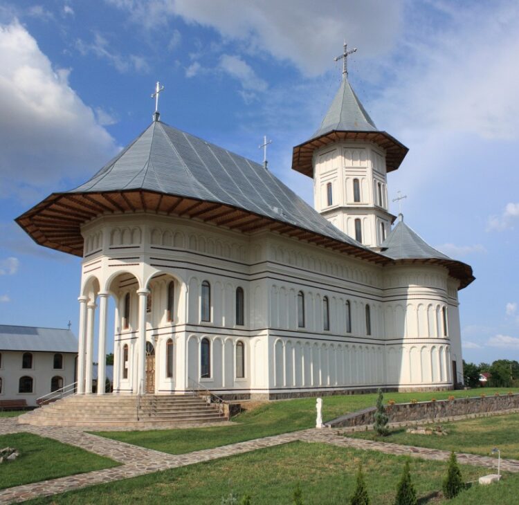 Templul cumpărăturilor! Mega Image va transforma o biserică într-un magazin!