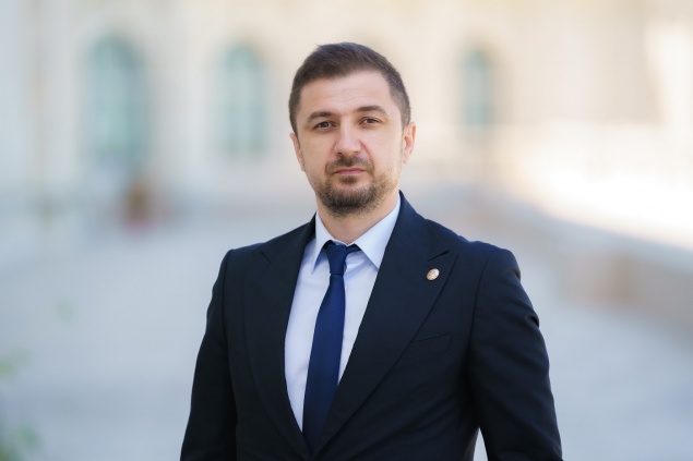 Adrian Axinia (AUR): Guvernul Ciolacu se pregătește să legalizeze căsătoriile între homosexuali!