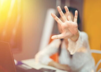 Totul despre hărțuirea la locul de muncă și cum te poate ajuta un avocat din Suceava să-ți faci dreptate