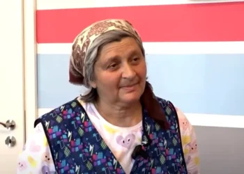 Fiul ei a devenit director în școala unde a lucrat ca femeie de serviciu, ca să-l țină în facultate!