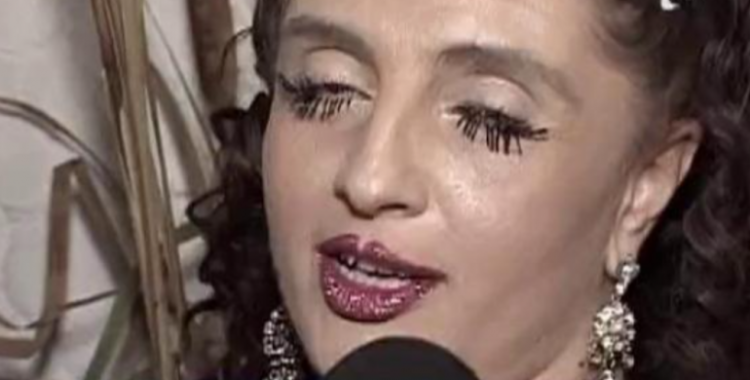 Cornelia, cea mai frumoasă dansatoare de manele din anii 2000, are în prezent niște gene și mai frumoase, ca coada de păun