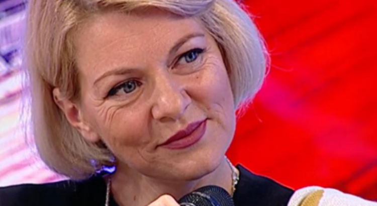 Preafrumoasa Dana Nălbaru face bomboane cu aur pentru adulți pe care le vinde cu 60 de lei cutia de 200 de grame