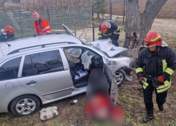 Un autoturism s-a izbit puternic de copac! Ce au pățit pasagerii?