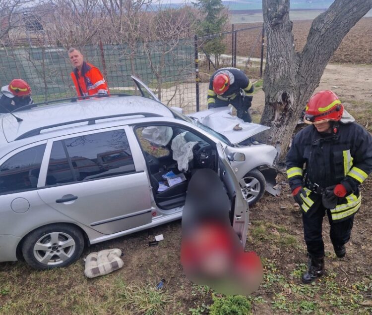 Un autoturism s-a izbit puternic de copac! Ce au pățit pasagerii?