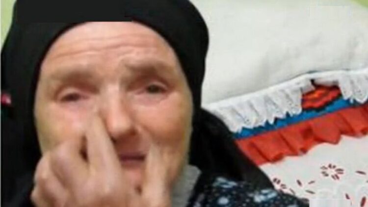 După ce i-a crescut, copiii i-au vândut casa, au plecat în străinătate, și au lăsat-o pe drumuri!
