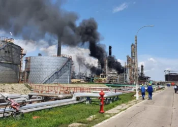 Explozie urmată de degajări mari de fum la rafinăria Petromidia Năvodari. 20 de muncitori au fost evacuați de pompieri.