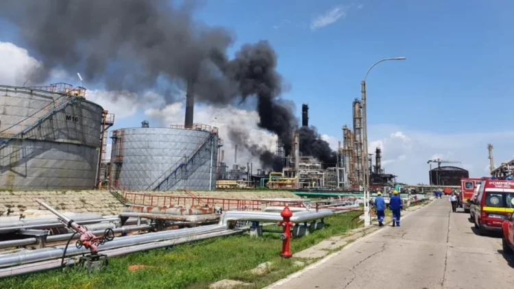 Explozie urmată de degajări mari de fum la rafinăria Petromidia Năvodari. 20 de muncitori au fost evacuați de pompieri.