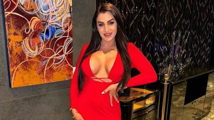 Ce face diva Larisa Popa pentru bani, după ce și-a dat demisia de la restaurantul lui Pescobar și s-a mutat la Dubai?